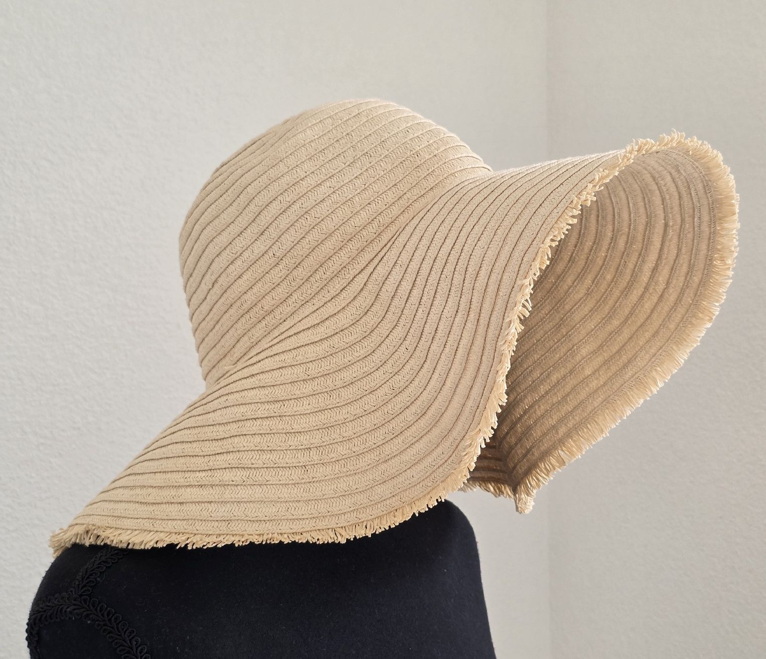 Copricapi, berretti & cappellini: Sonnenhut Papier beige mit Fransen neuwertig – Nuovo (secondo la descrizione) da Rheinsulz venduto da Gilea 1