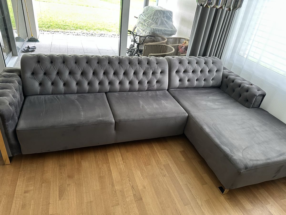 Divani: Modernes Chesterfield Ecksofa mit elektrischer Relaxfunktion – Usato da Luzern venduto da Alyah