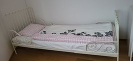 Kinderbett von IKEA inkl. Latterost, Matratze & Schutzbezug