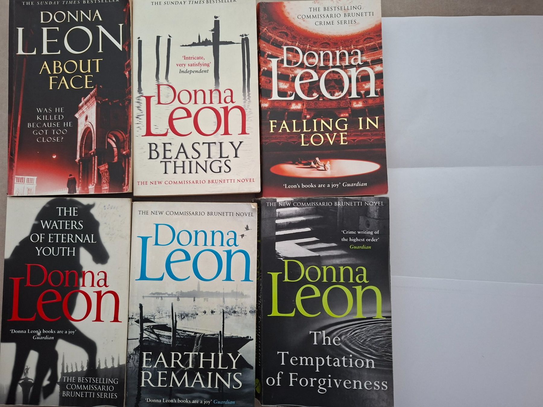 Libri: Donna Leon 6 Bücher. Englisch. – Usato da Wettingen venduto da heirimue