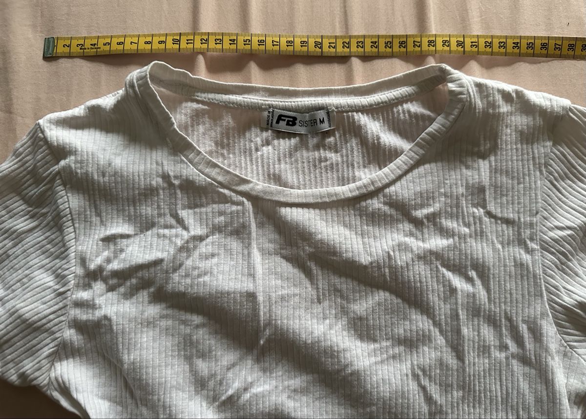 Blusen, T-Shirts & Tops: Weisses crop-top – Gebraucht aus Schnottwil von sml_29t8 2