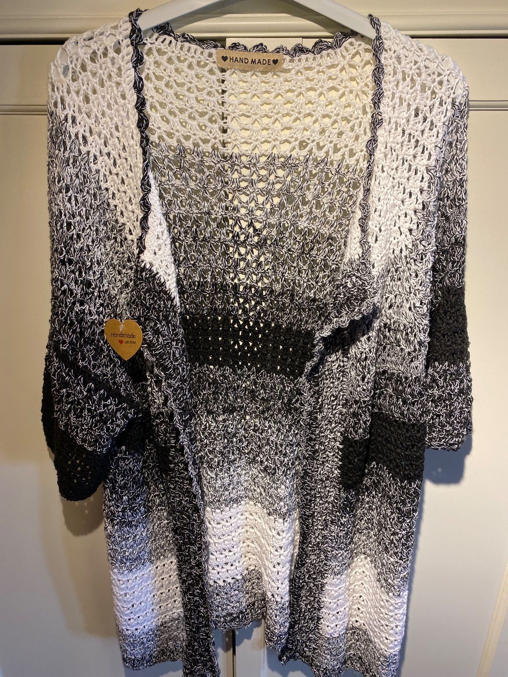 Jacken: STRICKJÄCKCHEN-SCHWARZ-WEISS,HANDGEMACHT – Neu und originalverpackt aus Meienried von ManuelaBoutique 1