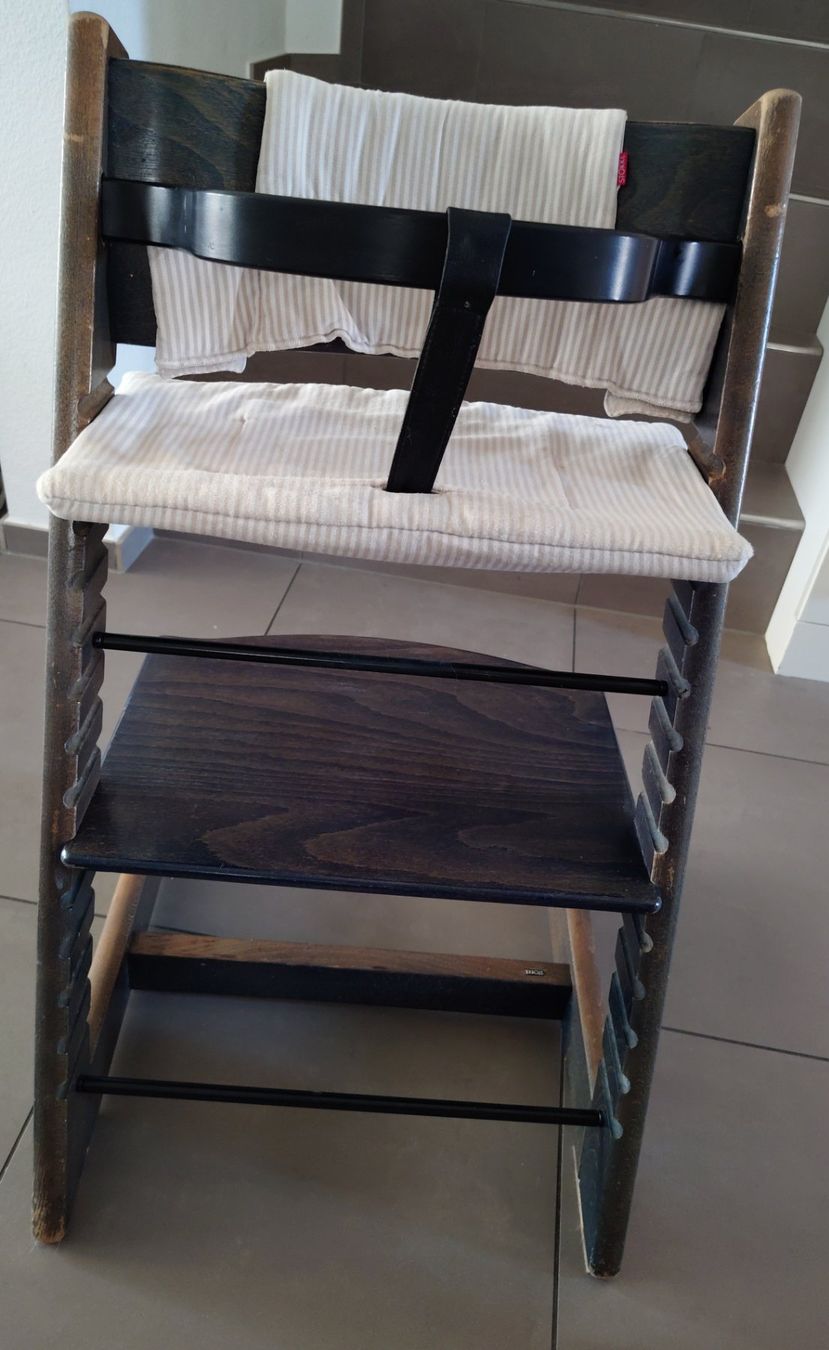 Stokke Chaises hautes: Stokke Triptrap mit Sicherheitsbügel und Sitzpolster – D'occasion à Aesch BL par mur_b7jh