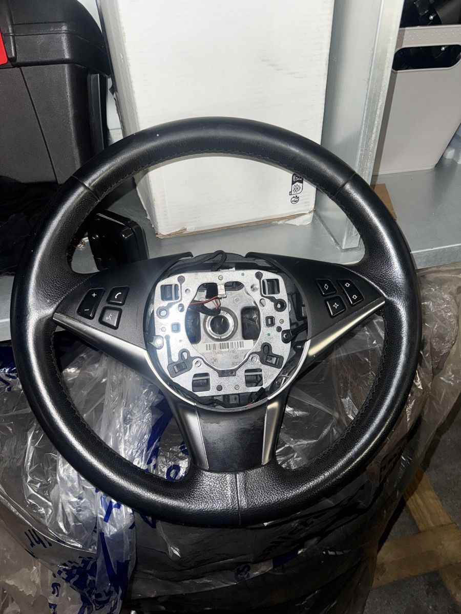 Toutes les pièces auto: Original BMW E60 / E61 LCI Sportlenkrad – D'occasion à Gränichen par gloirevede 1