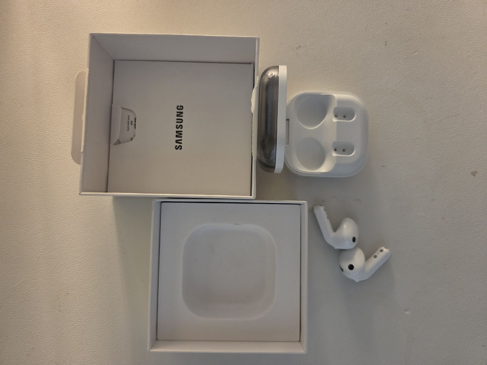 Samsung Cuffie: Samsung Galaxy Buds 4 Weiss  – Nuovo (secondo la descrizione) da Schlieren venduto da Scotsman50