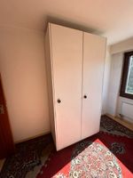 Weisser Schrank mit zwei Türen
