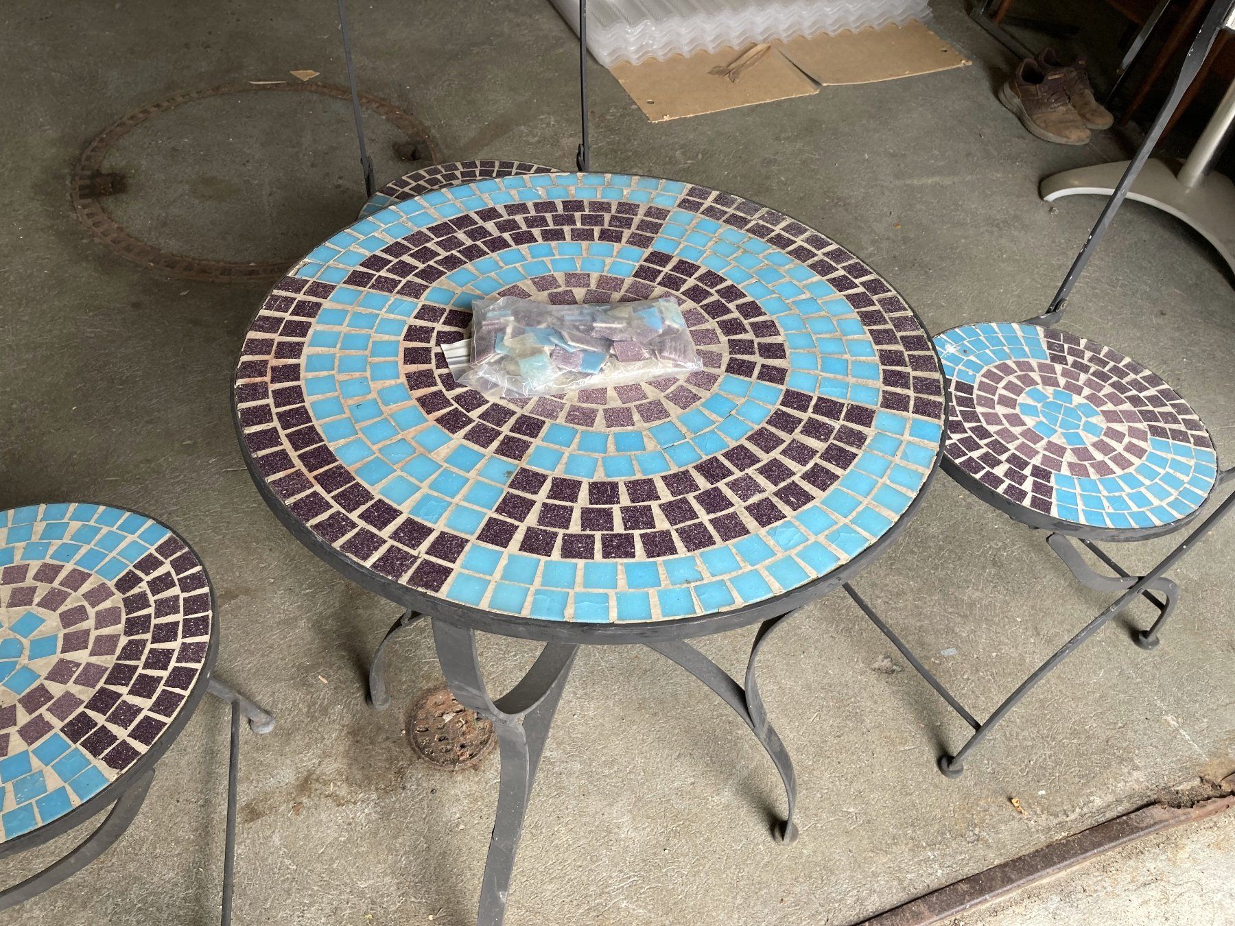 Gartensitzgruppen & Garnituren: Gartentisch Mosaik mit 3 Stühlen – Gebraucht aus Uttigen von  1
