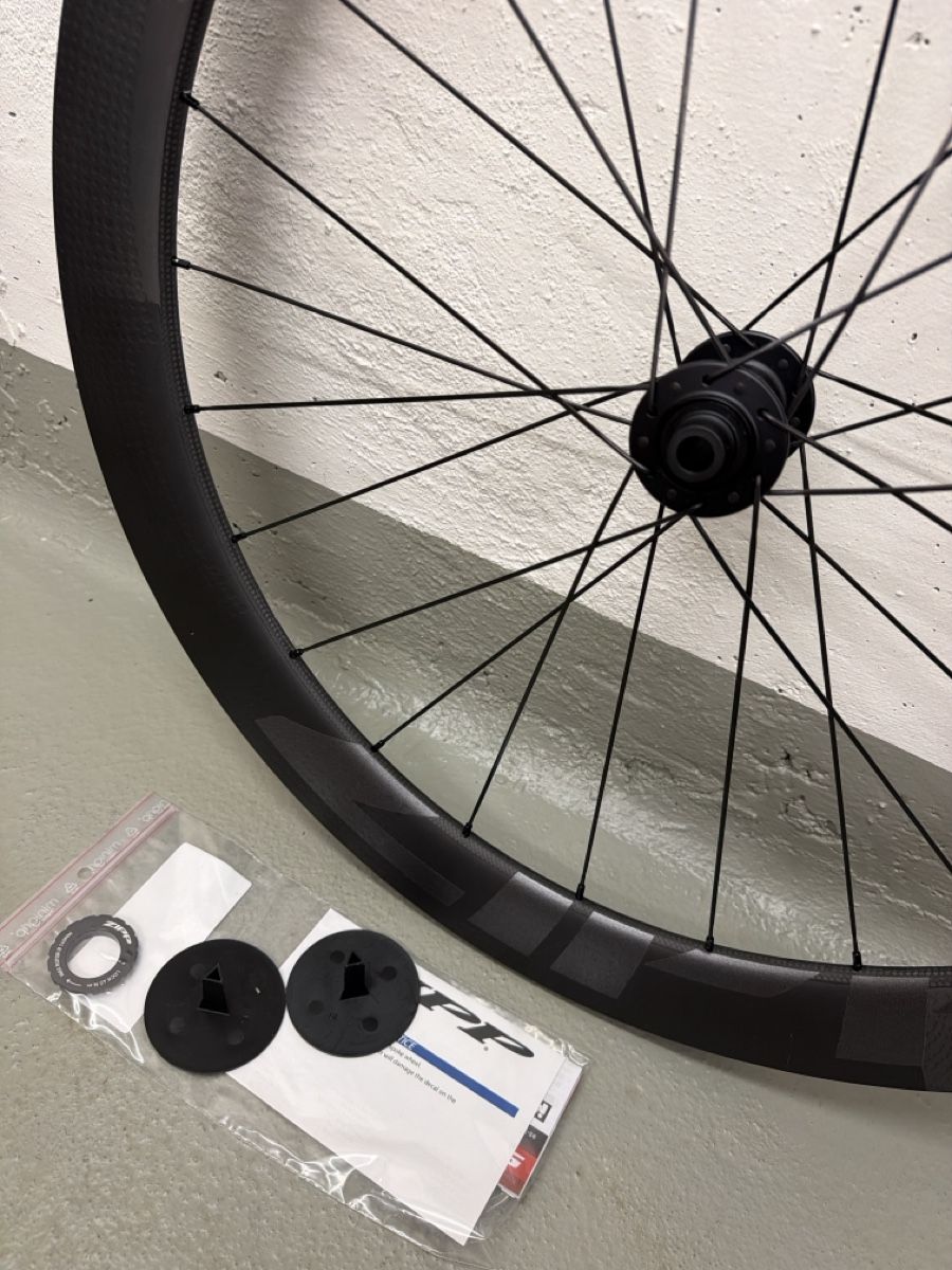 Pièces détachées: Zipp 404 Firecrest Front Wheel 700C, Disc-CL – Neuf (Voir description) à Wilderswil par bikeboxoutlet 2