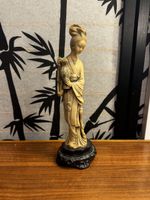 Asiatische Figur, Dame mit Vase, 32cm hoch