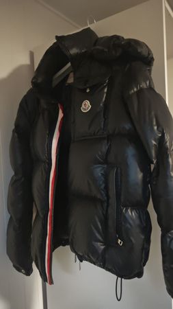 Moncler Montbéliard Kurze Daunenjacke mit Kapuze