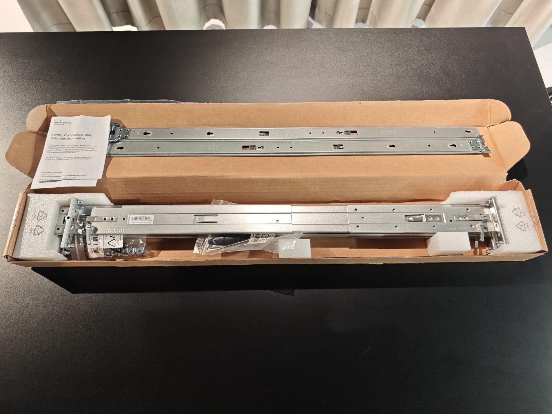 Racks & Ständer: HPE 2U SFF Easy Install Rail Kit (Rack-Einbauschienen) – Neu und originalverpackt aus Cham von AGTrust