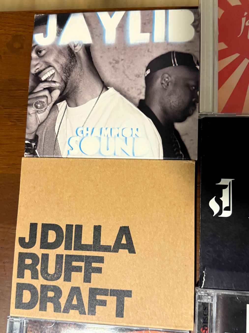 CD: Lot of 10 J Dilla CD + Patch J Dilla – Usato da Delémont venduto da cpop 4