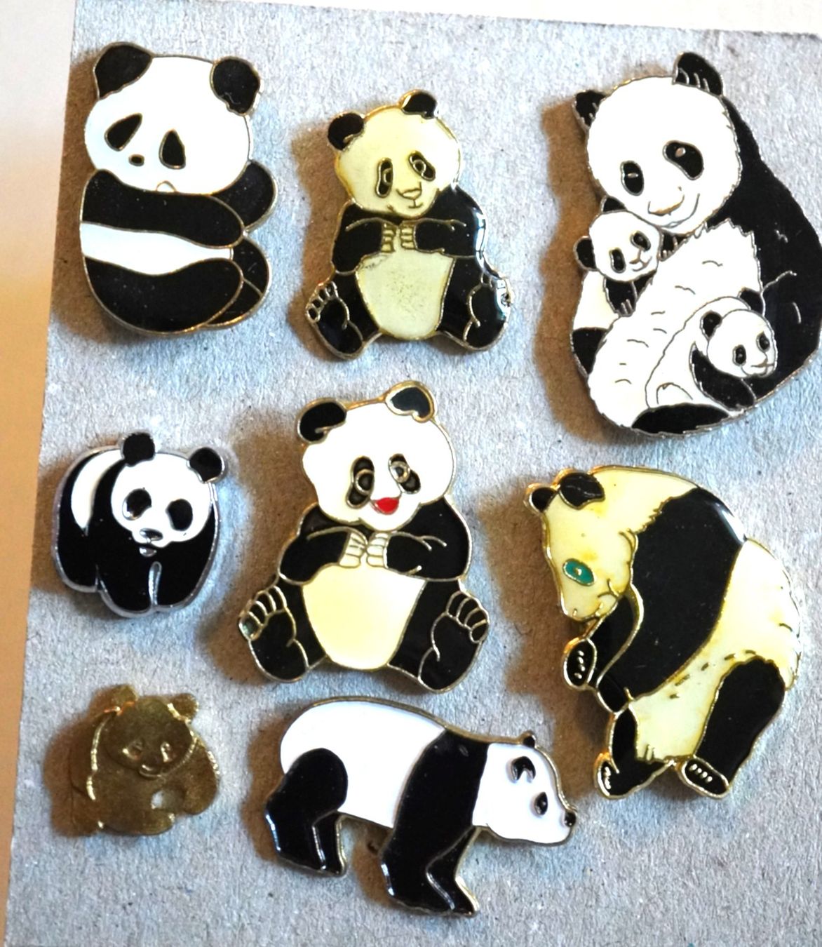 Plaquettes & Badges: 8 Pin Pandas – D'occasion à Worb par worb01