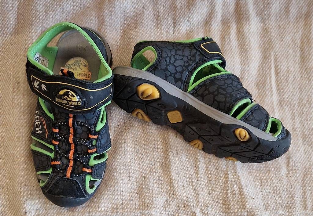 Scarpe per ragazzi: Kinder Sandalen Jurassic World Grösse 24 – Usato da Wolfhausen venduto da Santiago2017 1