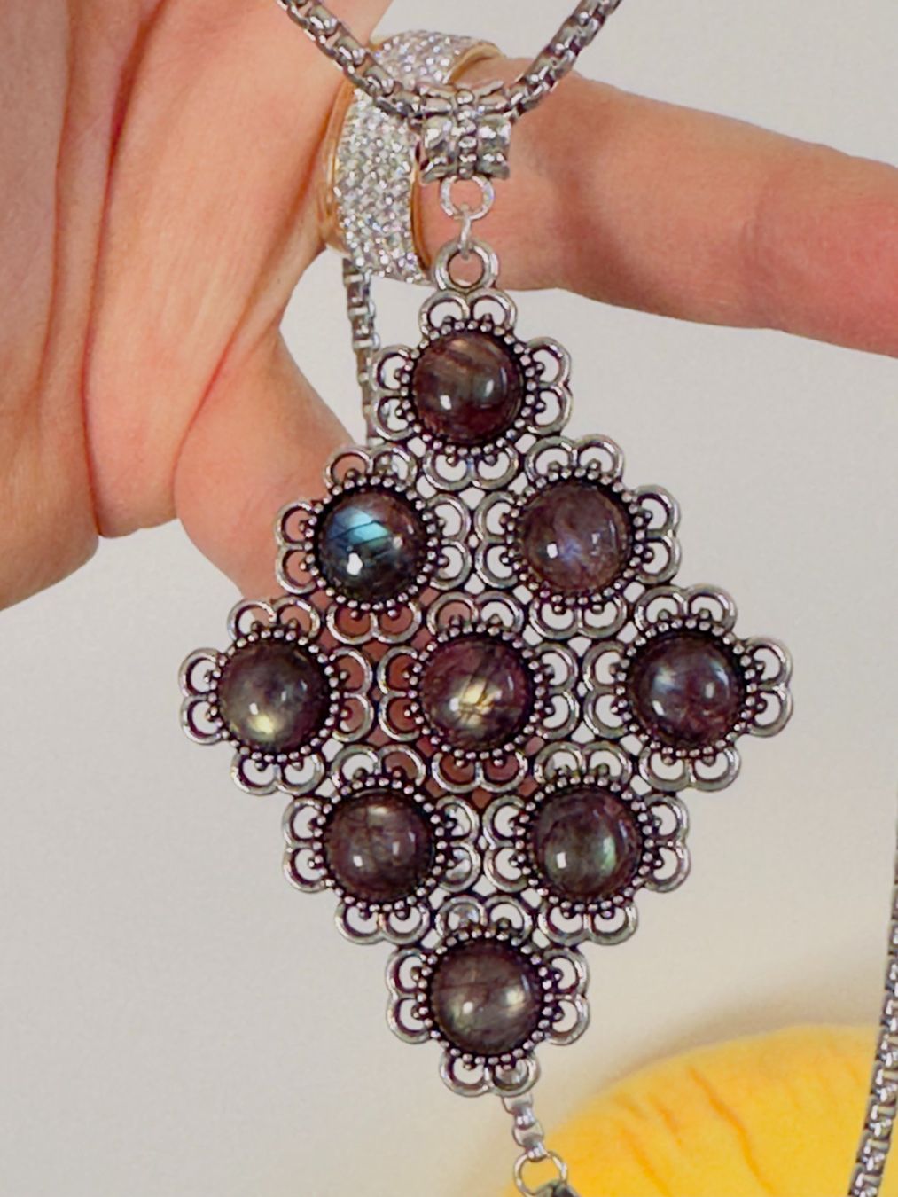 Catenine: Color Enhanced Red Flash Labradorite Necklace – Nuovo e nell'imballaggio originale da Genève venduto da AGBERG