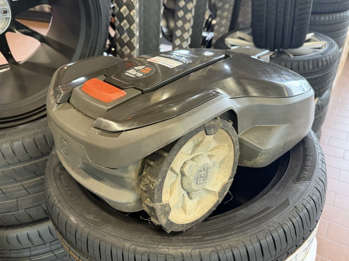 Husqvarna Tagliaerba: Automower Husqvarna 305  – Usato da Courrendlin venduto da shopwheels 1