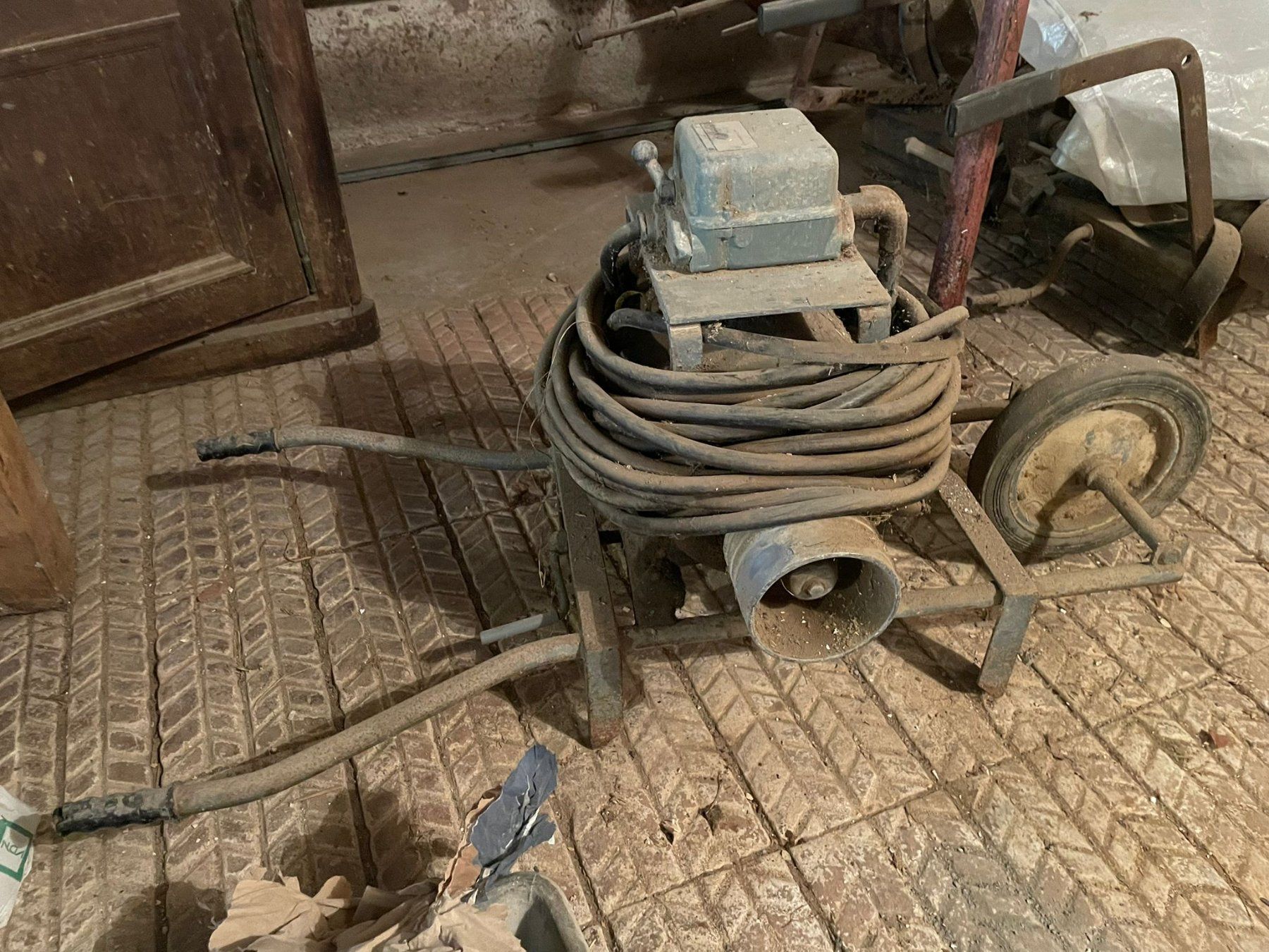 Moteurs: Ancien moteur électrique. – D'occasion à Boncourt par Francette