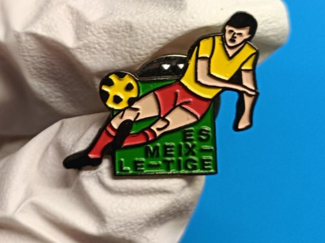 Placchette & Badge: Pin Tipp-Kick - Box 44 – Usato da Köniz venduto da Pinscollect
