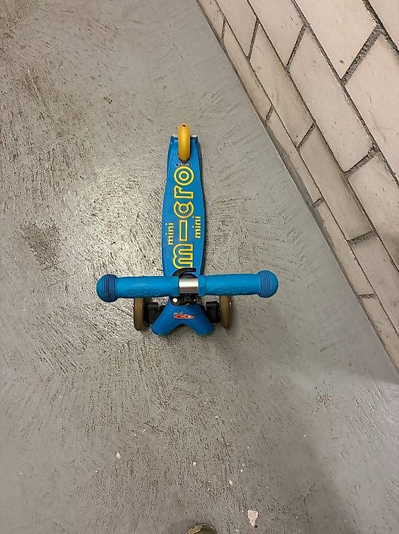 Micro Kickboard: Mini Micro in blau / gelb – Usato da Davos Dorf venduto da and_88z9 2