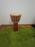 Djembe : Hauteur 63 cm. Diamètre 31 cm.
