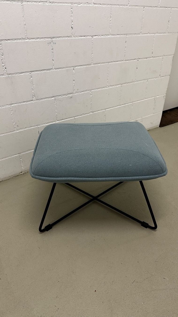 Poltrone: Moderner Sessel mit Hocker, hellblau, (Möbel Pfister) – Usato da Otelfingen venduto da Kuatsu 1