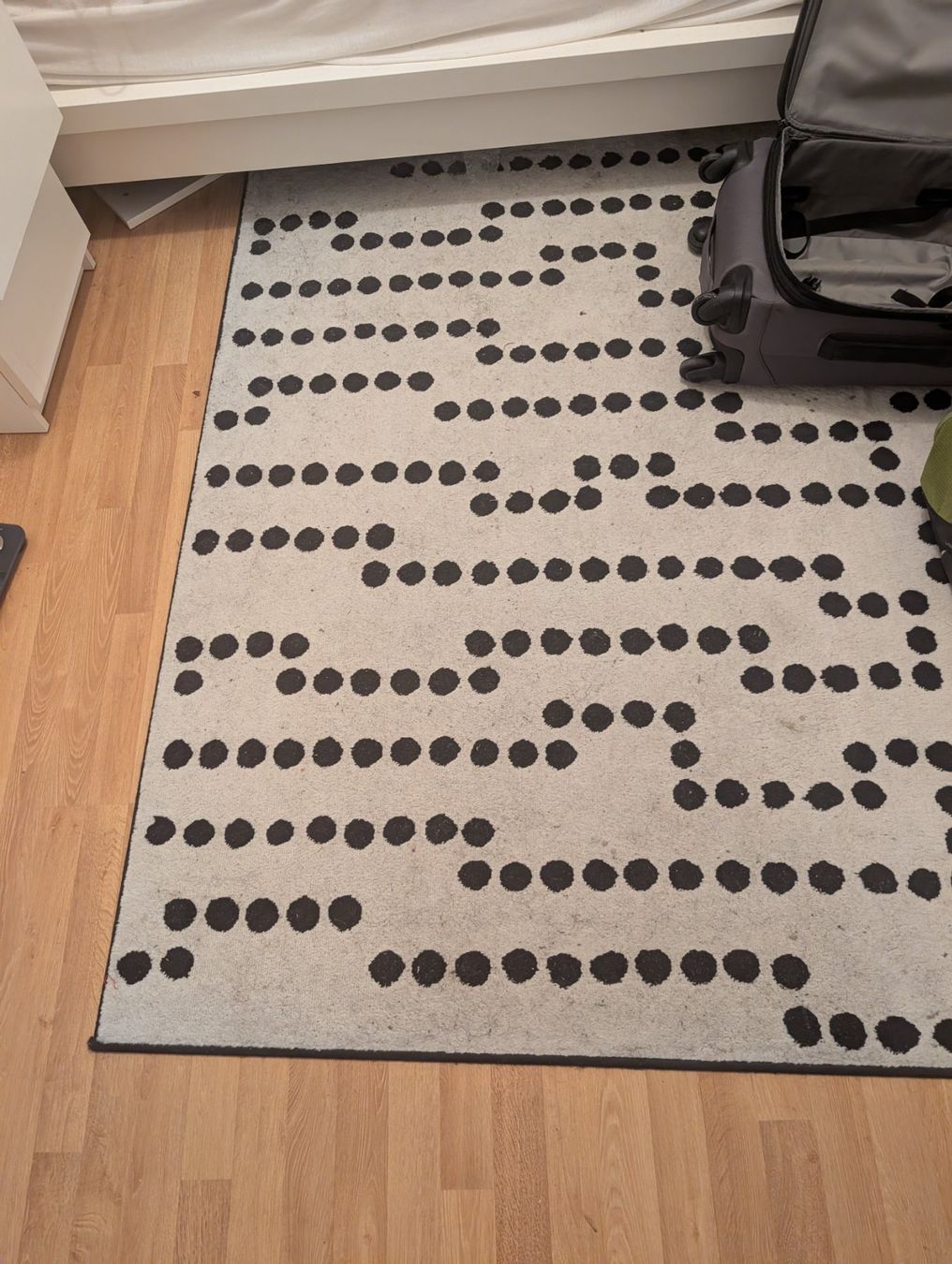 Ikea Tappeti: Used Teppich - needs cleaning white and black dots – Usato da Adliswil venduto da bin_kg6n