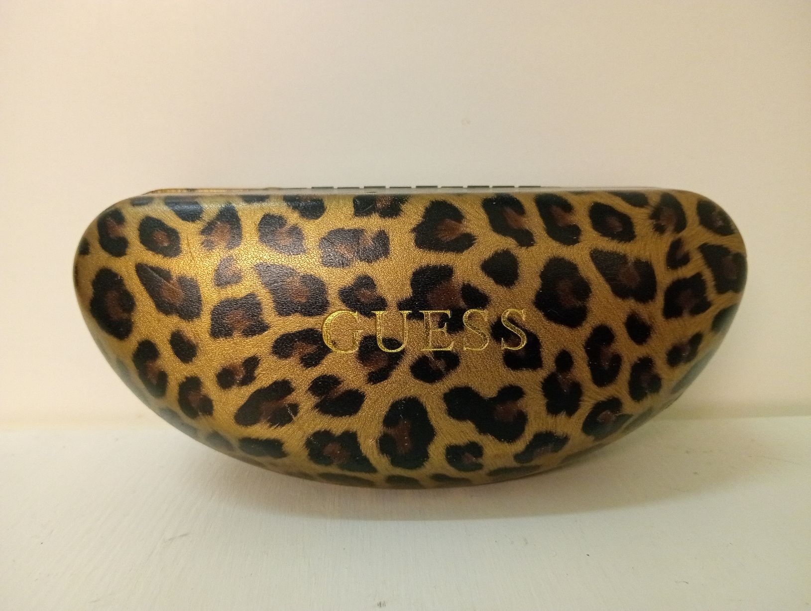 Guess Sonstige Kleidung & Accessoires: Original GUESS Vikky Brillenetui Leopard-Muster Grösse L – Gebraucht aus Allschwil von Evgeniia78