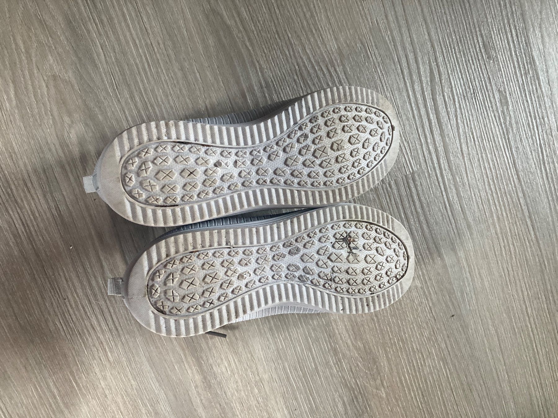 Damenschuhe: 2 Paar Sneakers 37 fast neu – Gebraucht aus Bischofszell von Silberviolett 6
