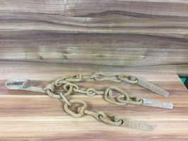 Antike schwere rostige Kette zum Holz Schleifen mit Bissen