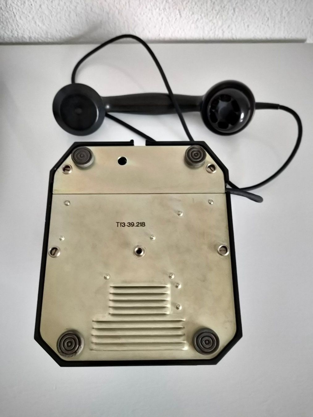 Telefoni: Dekoratives Schweizer Telefon mit Erd-Taste schwarz – Usato da Dietikon venduto da Branquinha1981 5