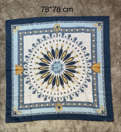 Foulard carré bleu à motifs 78x78 cm