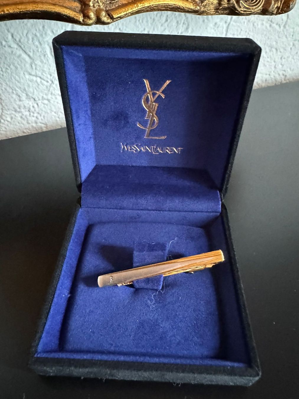 Saint Laurent Spille & Fermagli: Yves Saint Laurent Krawattenklammer Silberfarbe Box – Nuovo (secondo la descrizione) da Winterthur venduto da Dejv