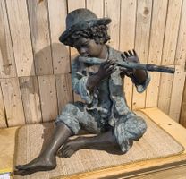 Skulptur aus Bronze flötenspielender Junge