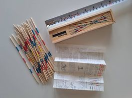 Jeu de Mikado complet dans son étui en bois et mode d'emploi