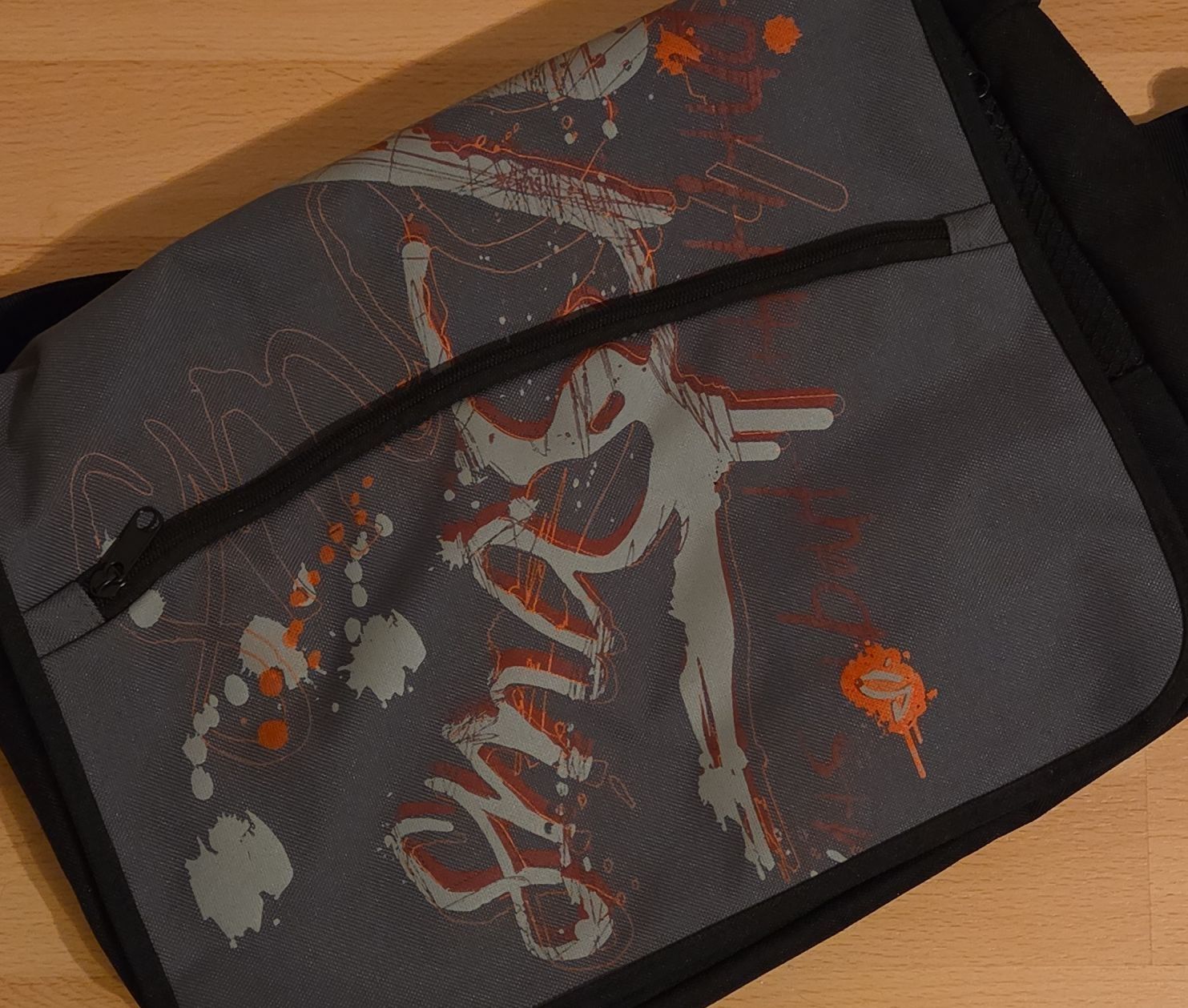 Taschen: Umhängetasche grau schwarz – Gebraucht aus Wauwil von seriously3