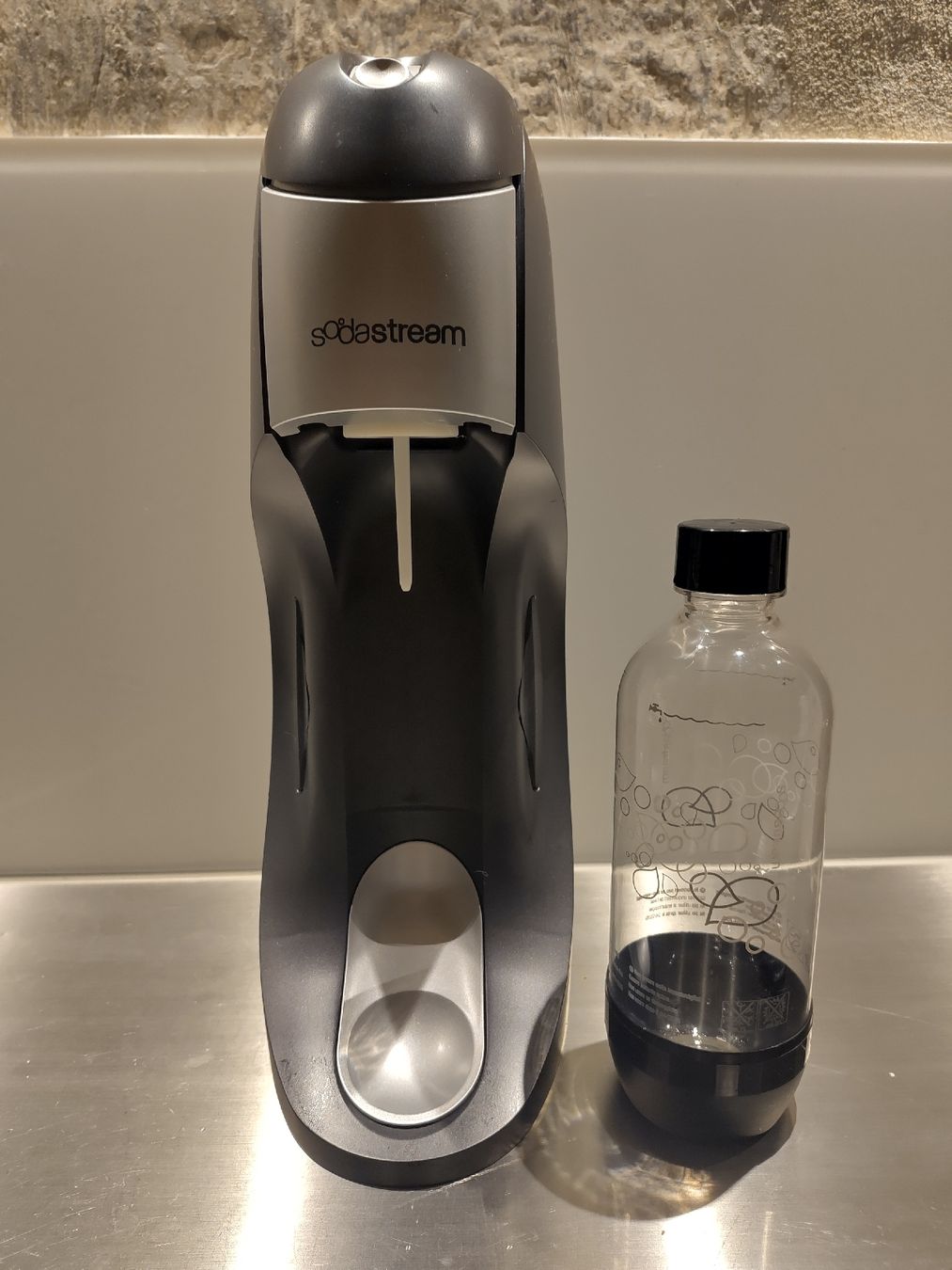 Sodastream Elettrodomestici da cucina: SodaStream mit Flasche grau/schwarz  – Usato da Biel/Bienne venduto da DoNa82