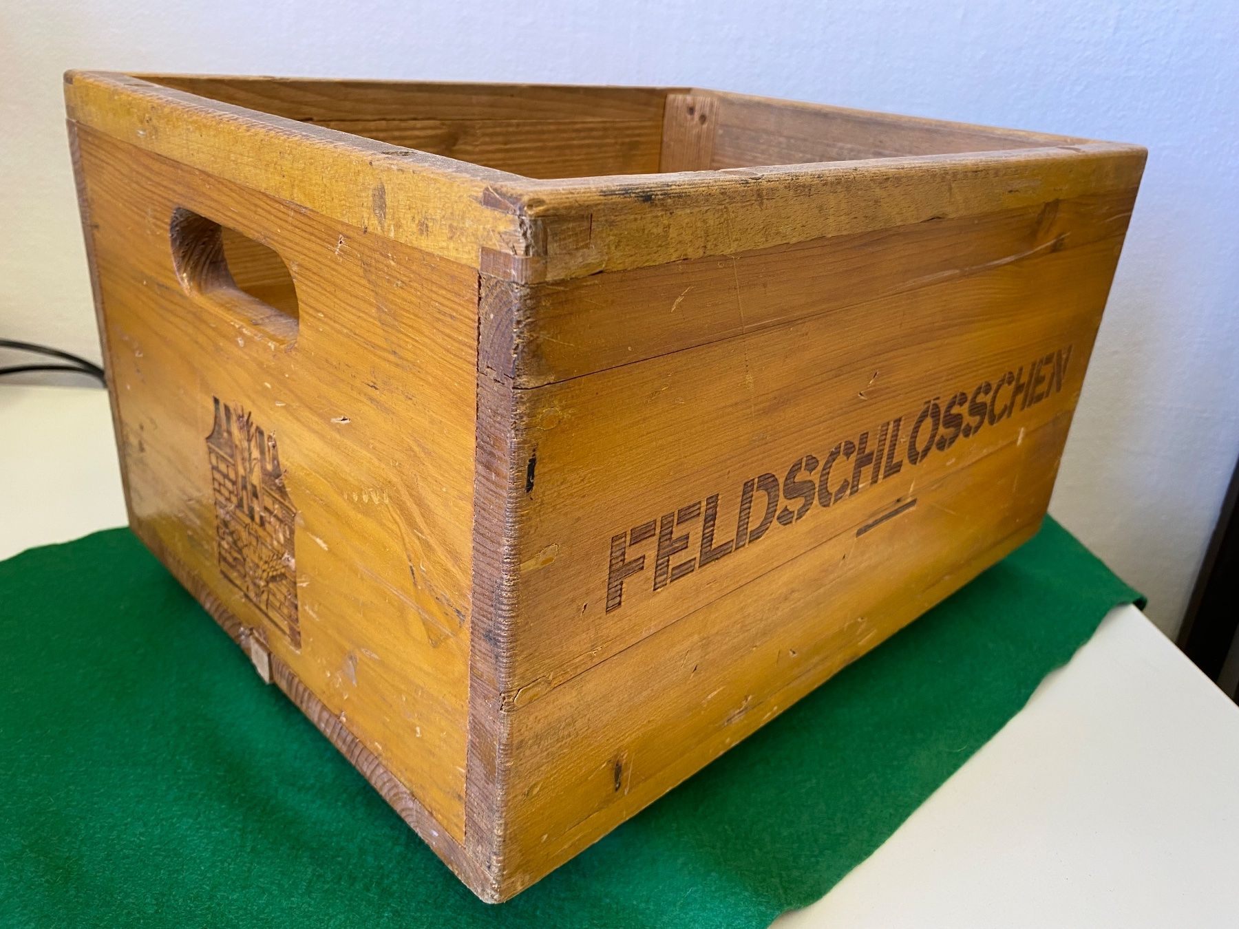 Wein- & Bierkisten: Antike Feldschlösschen Bierkiste/Holz – Gebraucht aus Utzigen von Lasagne99