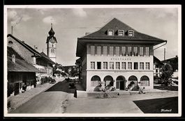 AK Huttwil, Stadthaus und Straßenpartie, mit Kirchturm