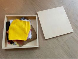 Montessori: Holzbox mit Tuch-/ Stoffpaaren