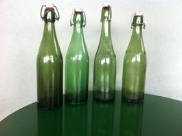 4 alte Bierflaschen mit Bügel