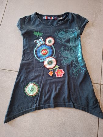 très joli t-shirt Desigual, taille 7-8 ans