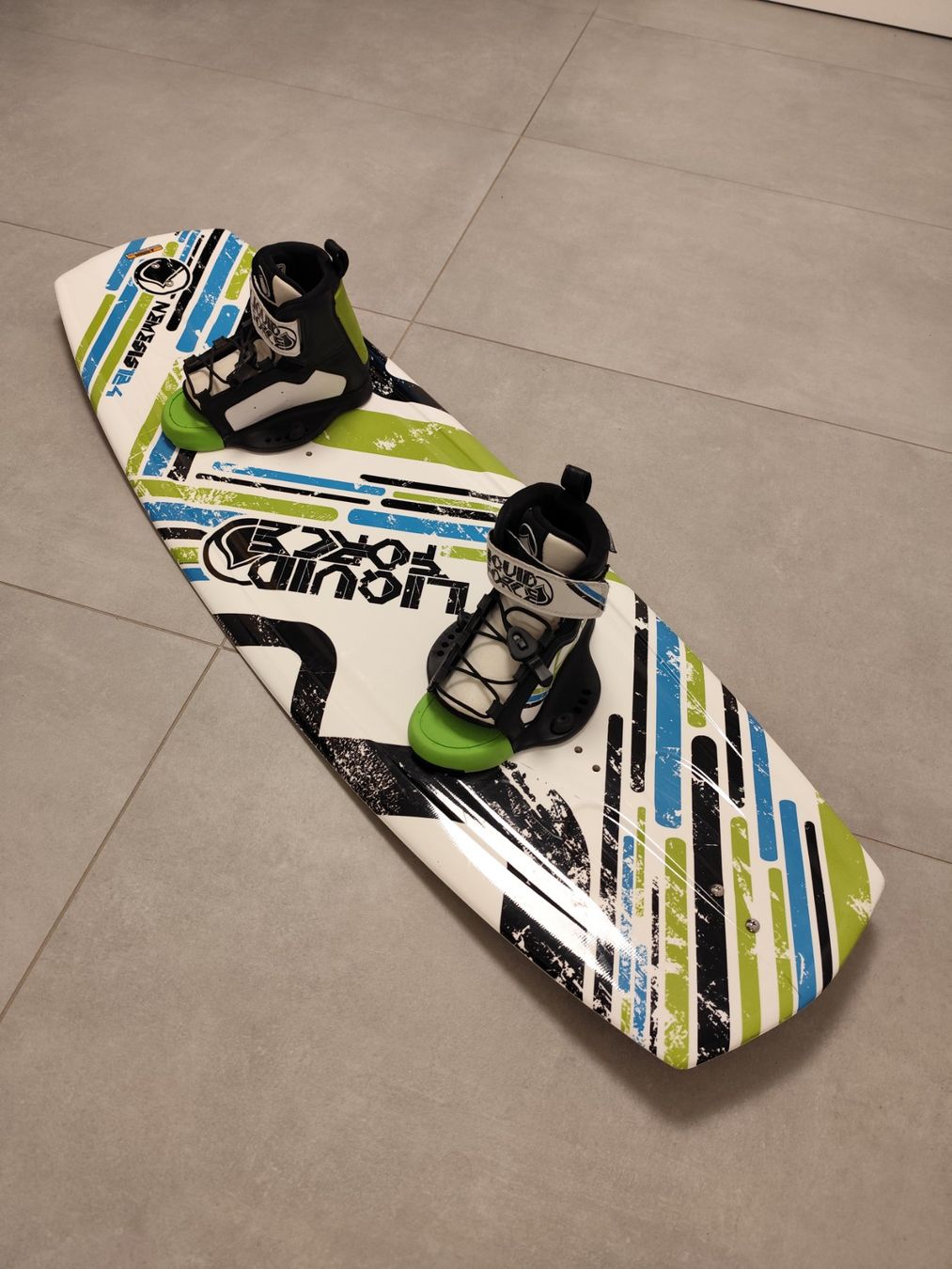 Tavole da surf e di nuoto: Liquid Force Nemesis 124 Wakeboard mit Bindung - fast neu! – Usato da Dürrenäsch venduto da jarele