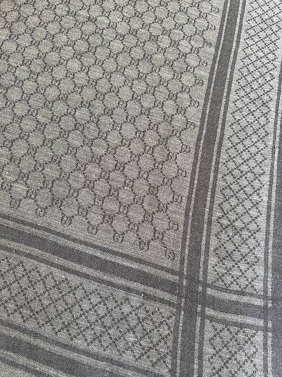 Gucci Foulard & Sciarpe: Gucci quadratischer Wollschal  Grau – Usato da Zürich venduto da My_little_boutique