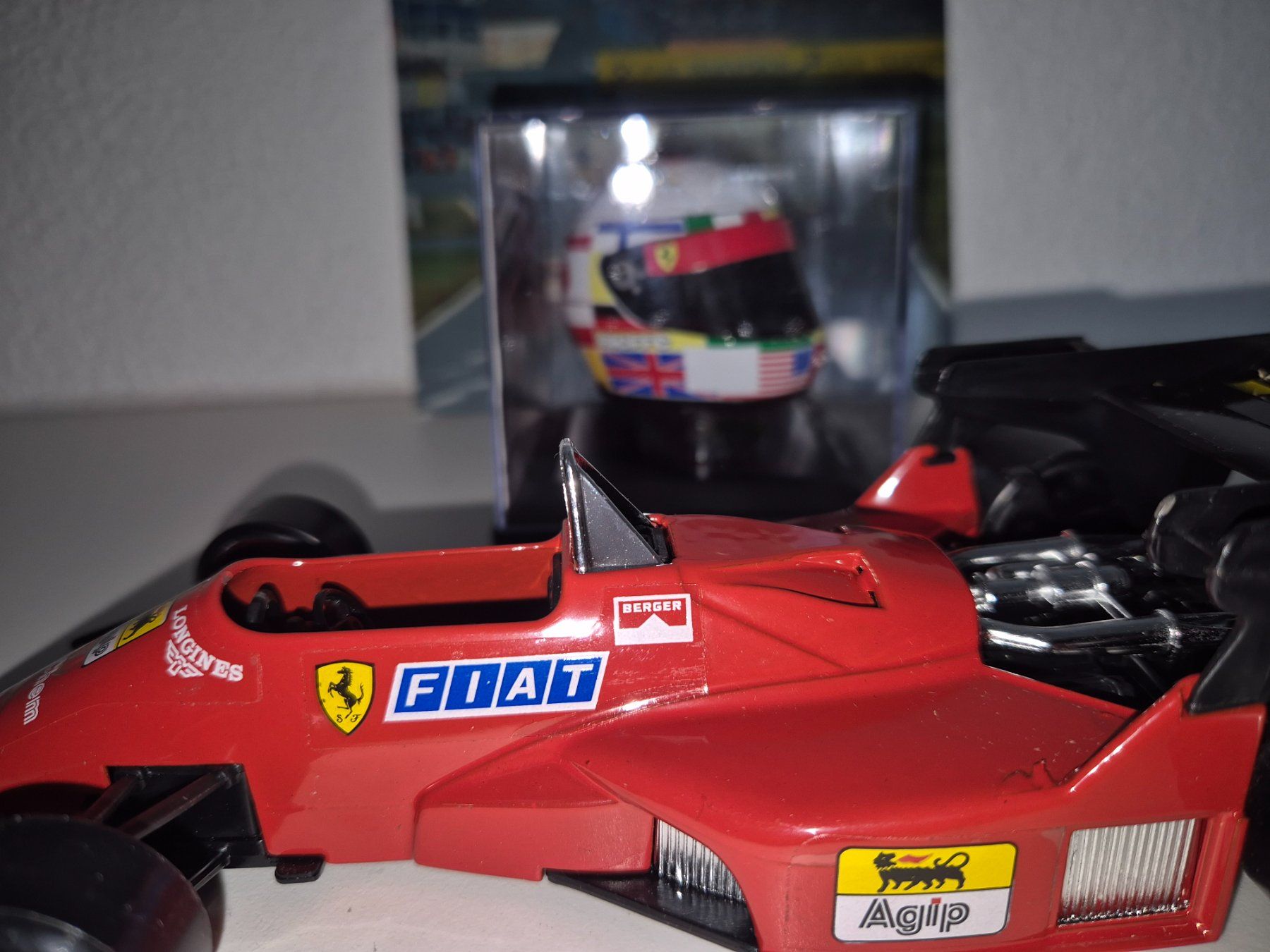 Ferrari Modellini d'auto: Gerhard Berger Ferrari + Helm + Autogramm – Usato da Oberbuchsiten venduto da laffite54 5