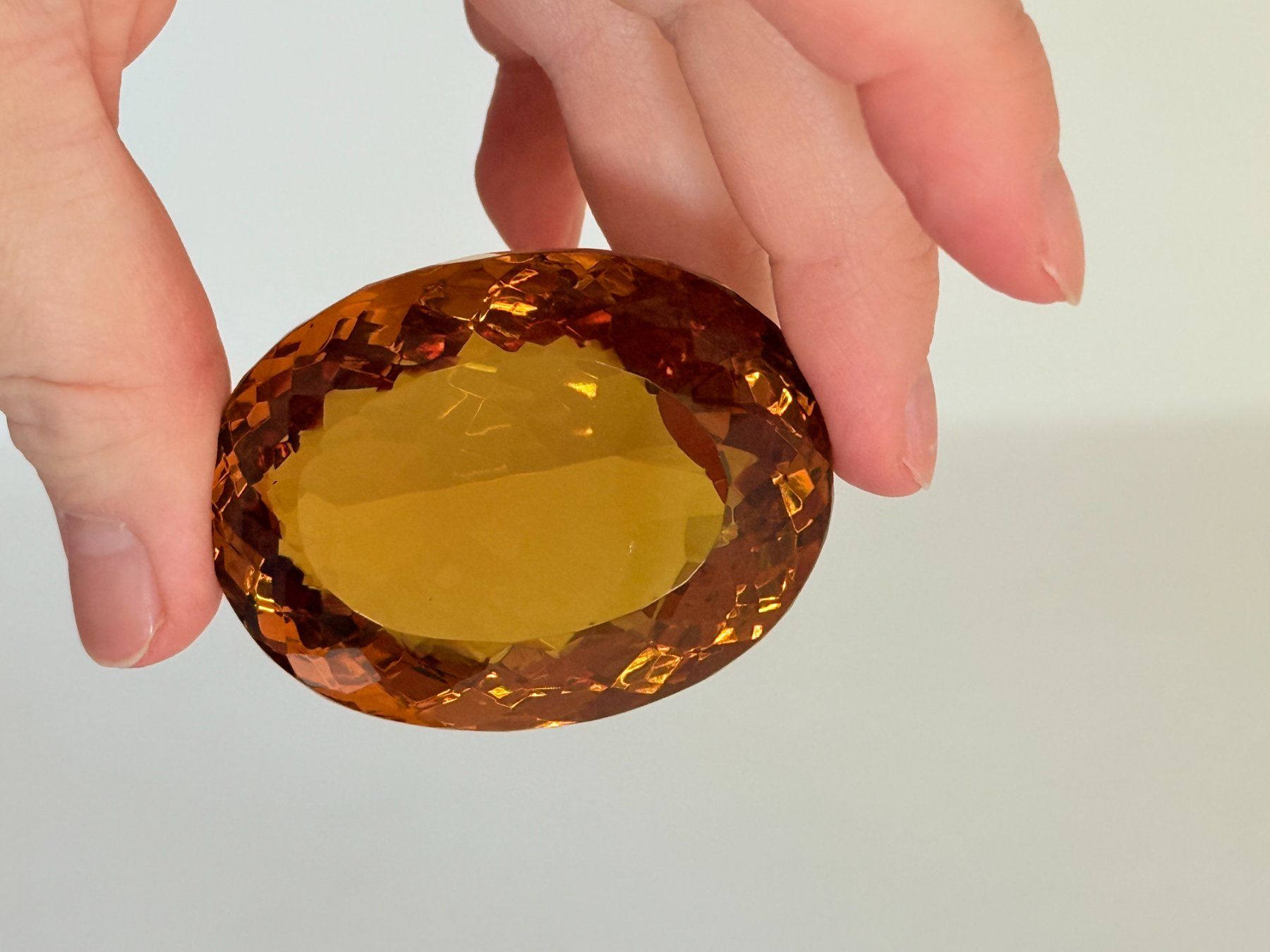 Minerali & Pietre curative: 484.30 Ct Certified Oval Cut Loose Gem – Nuovo e nell'imballaggio originale da Genève venduto da AWWA 1