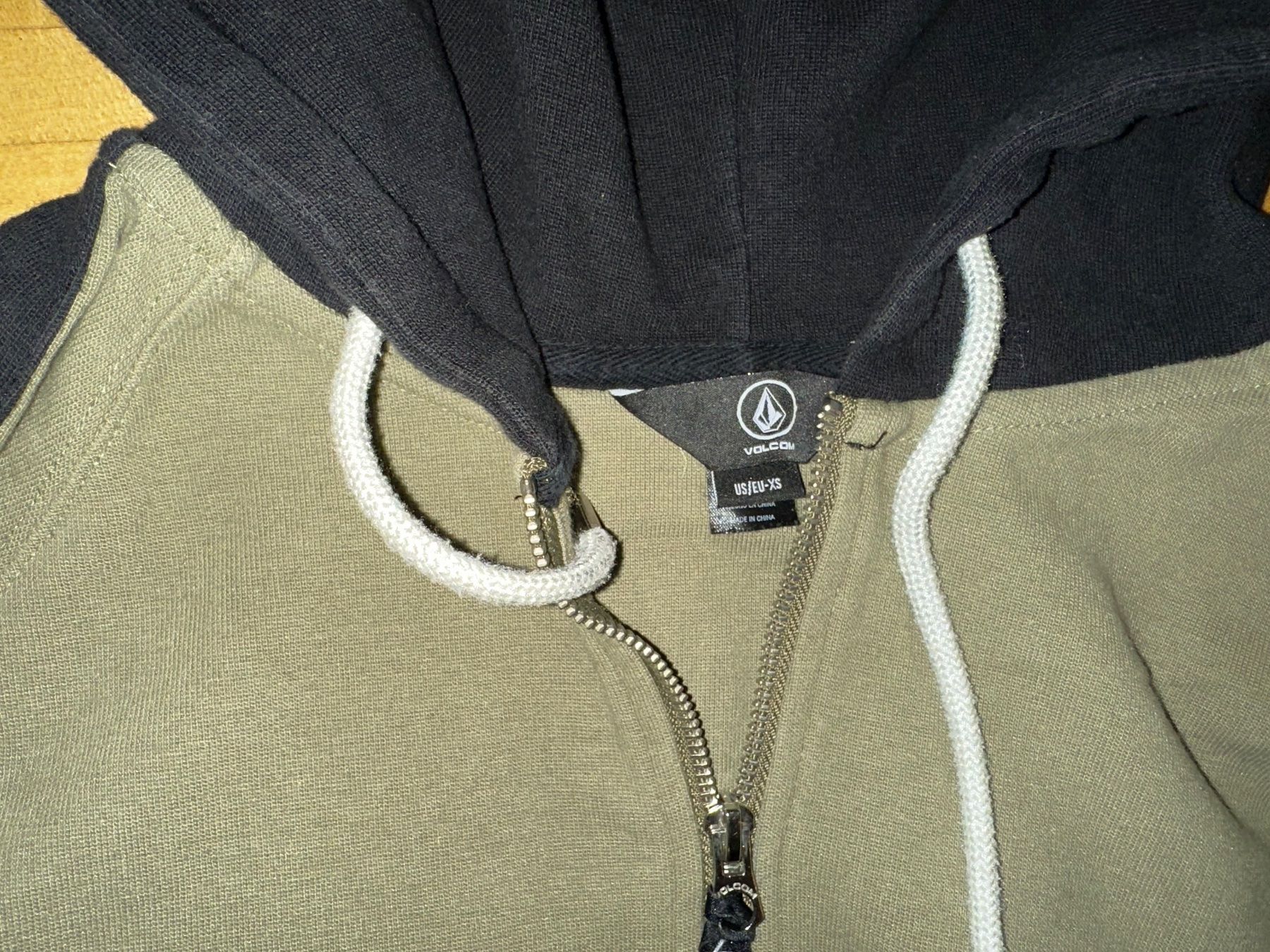 Volcom Kleiderpakete: 2x Volcom: Pullover Gr. S und Hoodie Gr. XS – Gebraucht aus Luzern von Joonster123 3