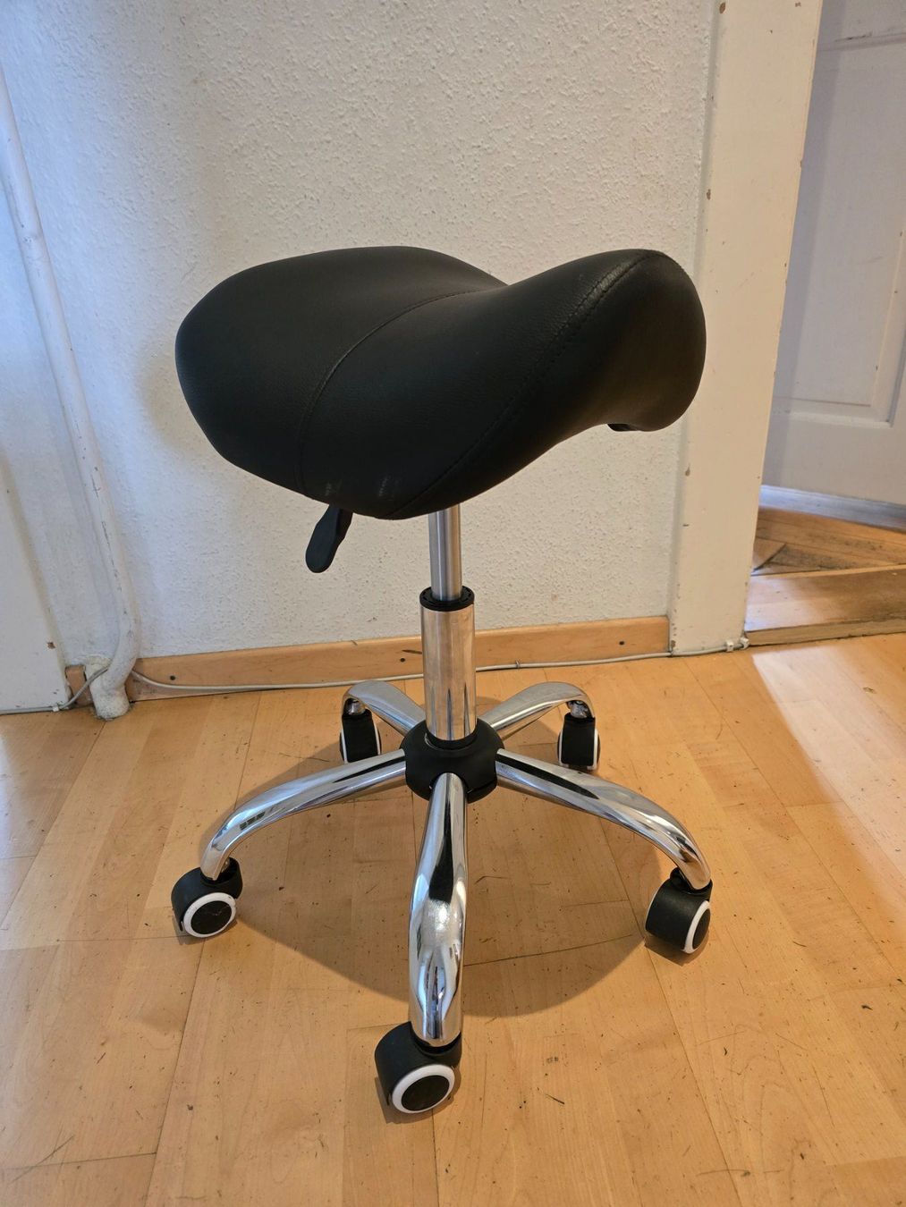 Tabourets: Tabouret de bureau ergonomique sur roulette – D'occasion à Biel/Bienne par Cytriceps