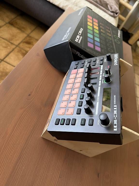 Roland Strumenti musicali: Roland MC-101 inkl. Ständer – Usato da Uesslingen venduto da musikbedarf