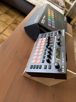 Roland MC-101 inkl. Ständer