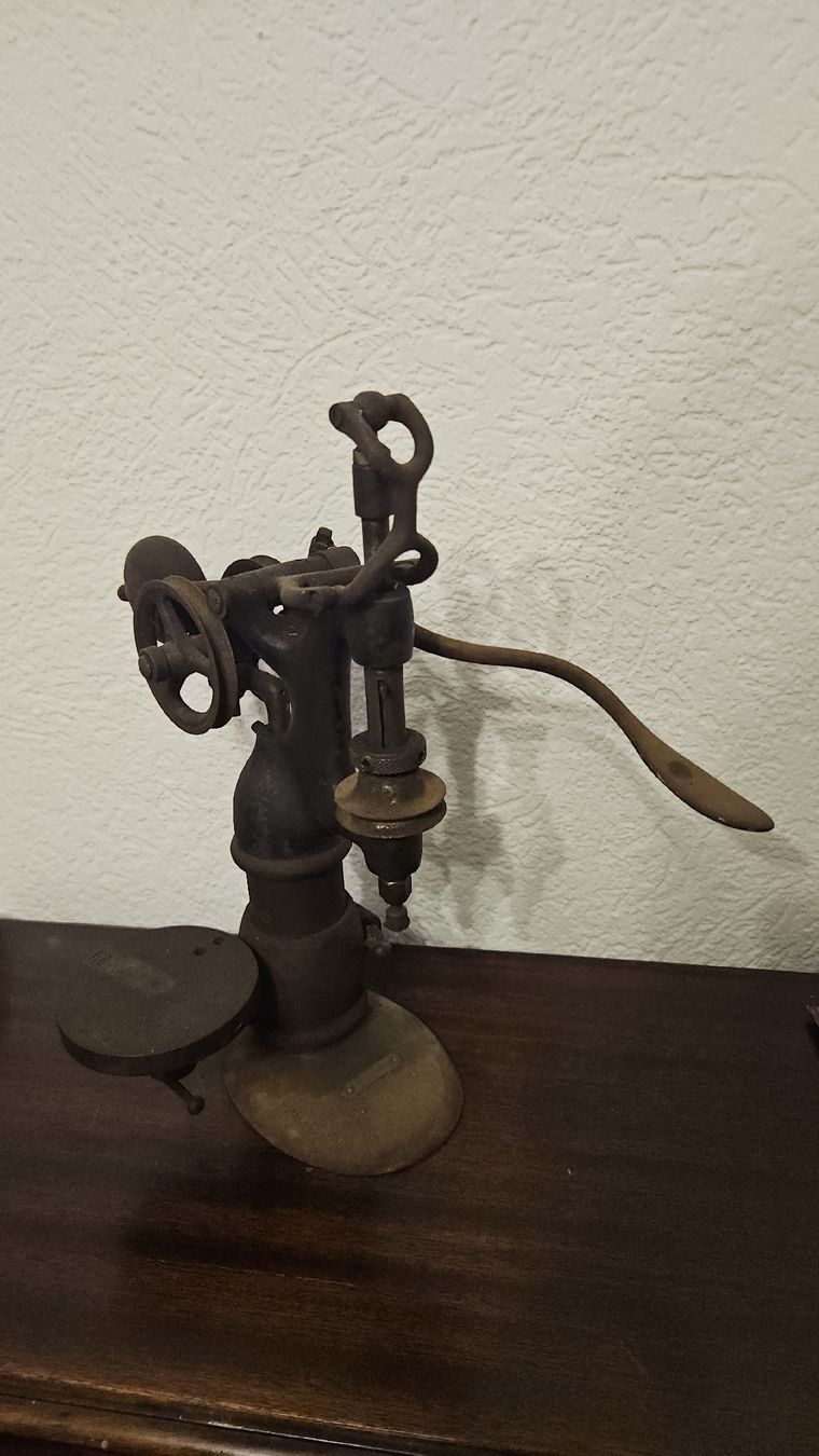 Tutte le macchine: Machine à percer ancienne "MODELE DEPOSE" à manivelle – Usato da La Chaux-de-Fonds venduto da exup-51 3